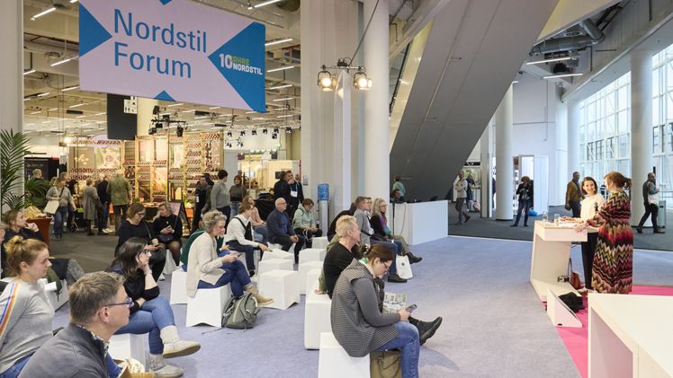 An allen drei Messetagen erhalten Besucher*innen auf der Bühne des Forums praxisnahe Tipps durch Expert*innen. Bild: Messe Frankfurt / Rolf Otzipka.