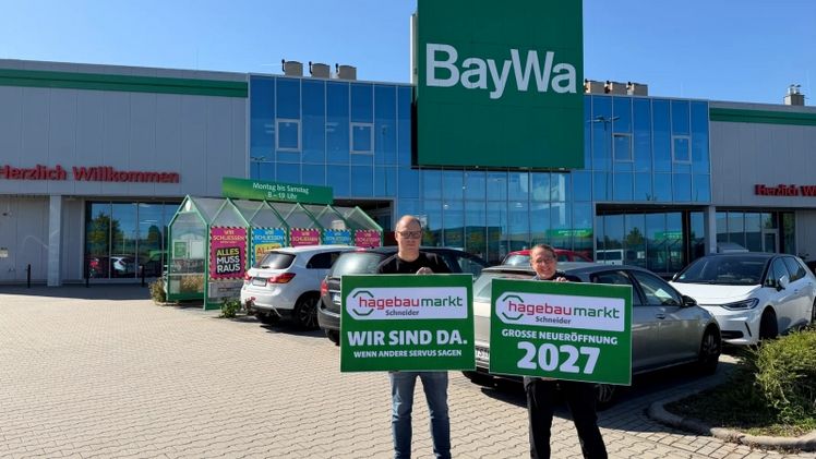 Julian Schneider (Geschäftsführer Schneider Gruppe) und Winnie Bissen (Marktleitung hagebaumarkt Traunreut). Bild: hagebau.