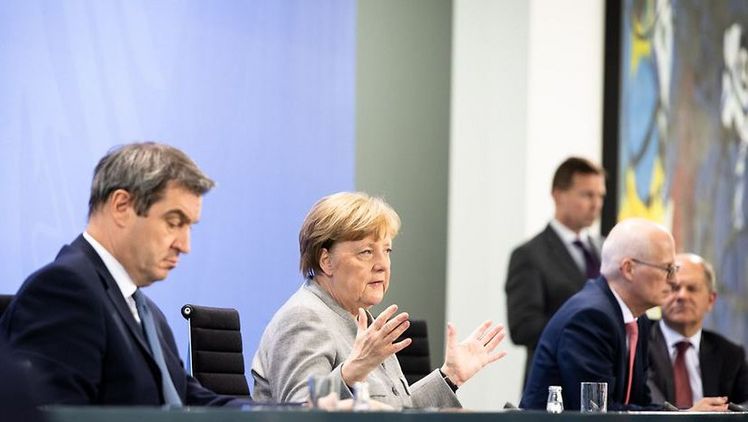 Kanzlerin Merkel informierte gemeinsam mit Ministerpräsident Söder (l.), Bürgermeister Tschentscher (2.v.r.) und Finanzminister Scholz (r.) über den Bund-Länder-Beschluss. Foto: Bundesregierung/Steins.