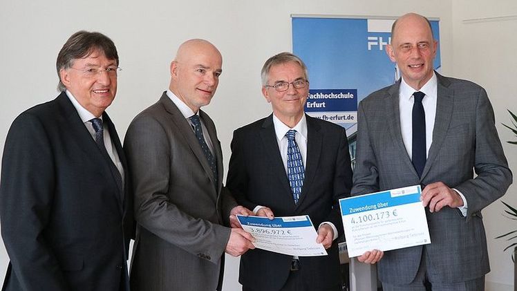 Minister Wolfgang Tiefensee (rechts) übergibt mit Staatssekretär Dr. Klaus Sühl (links) an der Fachhochschule Erfurt den Förderbescheid an Rektor Professor Dr.-Ing. Volker Zerbe und Projektleiter Professor Dr. Philipp Franken (Mitte). Bild: Marco Menz, Fachhochschule Erfurt.