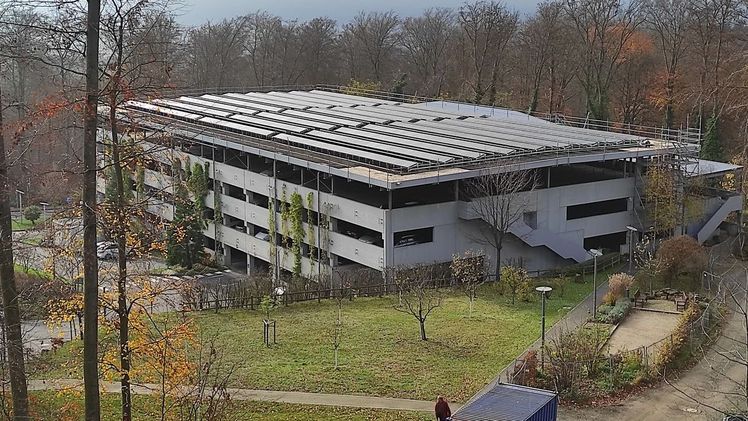 Die neue Solaraufständerung OPTIGRÜN-SOLAR FKD auf dem EMBL-Parkhaus in Heidelberg Bild: Optigrün international AG.