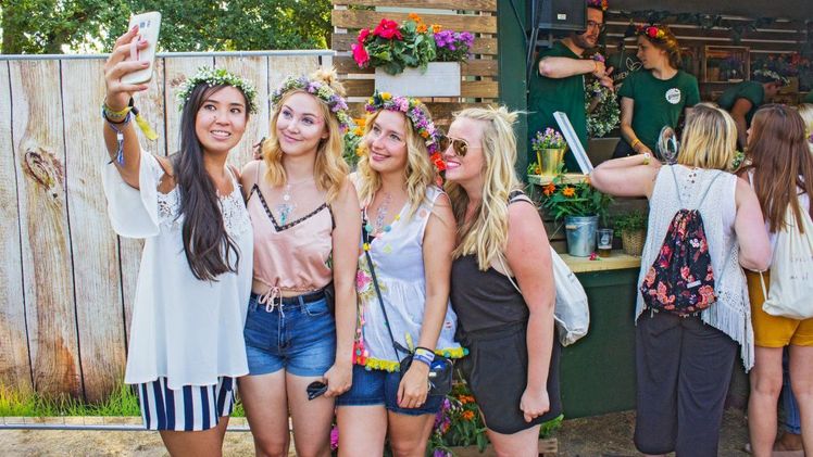 Mit noch mehr vor allem großen, opulenteren Kränzen aus echten Blumen traf die Initiative "Blumen - 1000 gute Gründe" genau den Geschmack der jungen Festivalbesucher. Bild: Landgard.