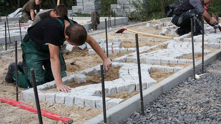 Auf der eigenen Lehrbaustelle kann jeder Teilnehmer die Kunst des Pflasterns erlernen und üben. Bild. AdJ
