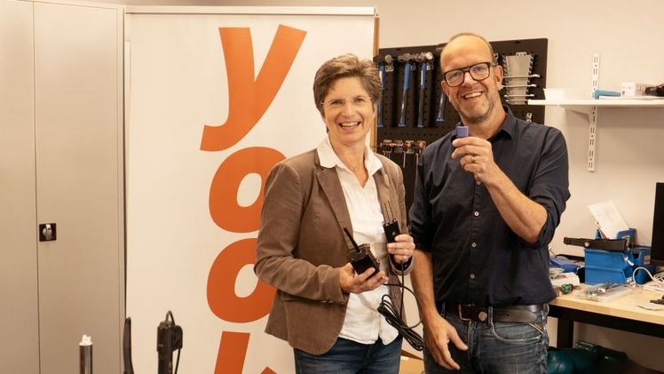 Dr. Anke Schirocki, Agrobusiness Niederrhein e.V., und John van Helden, Yookr, im Austausch über die neuste Entwicklung eines Feuchtigkeitssensors von Yookr. Foto: Agrobusiness Niederrhein.