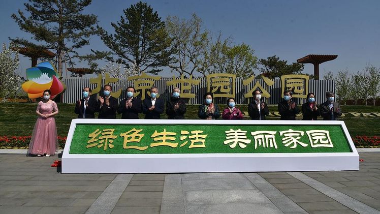 Die Vizebürgermeisterin von Peking, Madame Wong Hong, und die Präsidentin der China Flower Association (CFA), Madame Jiang Zehui, nahmen an der Eröffnung teil.  Bild: AIPH.