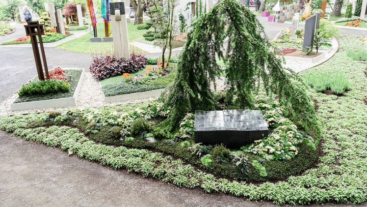 Eine Große Goldmedaille der Deutschen Bundesgartenschau-Gesellschaft mbH (DBG) für die beste Gestaltung eines Wahlgrabes in fließender Form ging an die Ausstellergemeinschaft Friedhofsgärtnerei Konzelmann-Höfer aus Eislingen und Gärtnerei Haag aus Stuttgart (von links: Hanspeter Faas, Hartmut Weimann, Clemens Piegeler, Birgit Ehlers-Ascherfeld, Arnold Konzelmann, Rüdiger Eckhardt und Norbert Walz). Bild: BdF/ Susanne Wysocki.