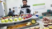 Stärketest zur Bestimmung des Reifegrades von Äpfeln im Versuchslager des Versuchszentrums Laimburg. Bild: © Laimburg Research Centre/ivo corrà.