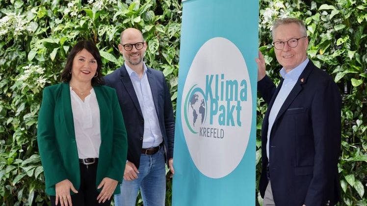 (v. l.): Cornelia Schollmeier (Geschäftsführerin ILW Logistic GmbH), Marcus Beyer (Beigeordneter der Stadt Krefeld; Geschäftsbereich Planung, Bau und Gebäudemanagement) sowie Torsten Winter (Geschäftsführer ILW Logistic GmbH sowie Geschäftsleitung Gesamtlogistik BAUHAUS). Bild: Stadt Krefeld, Presse und Kommunikation, D. Jochmann.