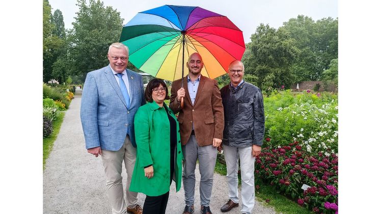 In Höxter herrscht zur Halbzeit der Landesgartenschau eitel Sonnenschein – auch wenn es am Tag der 100-Tage-Bilanz im Remtergarten am Schloss Corvey regnete. Bild: Landesgartenschau Höxter. In Höxter herrscht zur Halbzeit der Landesgartenschau eitel Sonnenschein – auch wenn es am Tag der 100-Tage-Bilanz im Remtergarten am Schloss Corvey regnete. Bild: Landesgartenschau Höxter.
