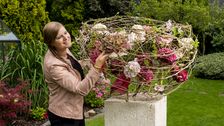 Floral Designerin Hanneke Frankema erläutert die Unterschiede zwischen Fresh- und Classic-Schnitthortensien. Bild: hydrangeaworld.