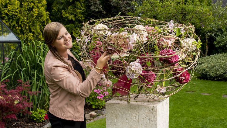 Floral Designerin Hanneke Frankema erläutert die Unterschiede zwischen Fresh- und Classic-Schnitthortensien. Bild: hydrangeaworld.