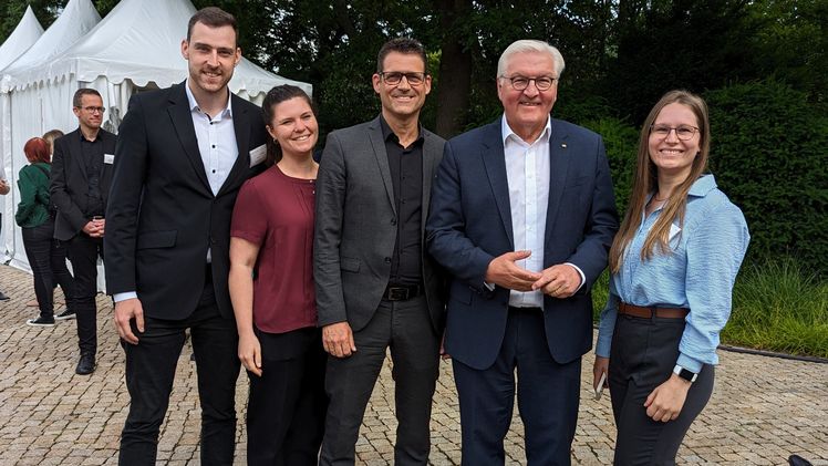 Das Team des Bundesverband GebäudeGrün e. V. trifft Bundespräsident Frank-Walter Steinmeier: Felix Mollenhauer, Rebecca Landwehr, Dr. Gunter Mann, Frank-Walter Steinmeier, Amelie Hüneburg (v.l.n.r.). Bild: Bundesverband GebäudeGrün.