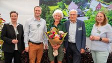 Cornelia Frerichs (links) überreichte im Namen des Niedersächsischen Kultusministeriums die Auszeichnung an Jan zu Jeddeloh (jun.) und Jan zu Jeddeloh (sen.) aus. Ausbilderin Isa Kuhlmann (Mitte) wurde für ihr langjähriges Engagement geehrt, LWK-Vizepräsidentin Dagmar Heyens gratulierte im Namen der Kammer. Bild: Christopher Hanraets / LWK Niedersachsen.
