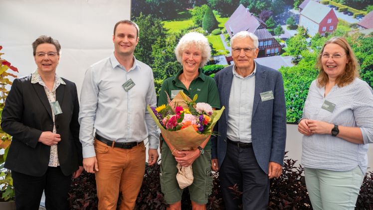 Cornelia Frerichs (links) überreichte im Namen des Niedersächsischen Kultusministeriums die Auszeichnung an Jan zu Jeddeloh (jun.) und Jan zu Jeddeloh (sen.) aus. Ausbilderin Isa Kuhlmann (Mitte) wurde für ihr langjähriges Engagement geehrt, LWK-Vizepräsidentin Dagmar Heyens gratulierte im Namen der Kammer. Bild: Christopher Hanraets / LWK Niedersachsen.