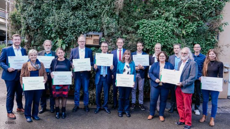 Übergabe der Förderurkunden an die Projektteilnehmer durch Landwirschaftsminister Cem Özdemir. Bild: © Bundesministerium für Ernährung und Landwirtschaft (BMEL) Übergabe der Förderurkunden an die Projektteilnehmer durch Landwirschaftsminister Cem Özdemir. Bild: © Bundesministerium für Ernährung und Landwirtschaft (BMEL)