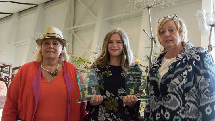 Susanne Tränkler siegte beim Floristen-Azubi-Cup auf der BUGA in Erfurt mit Gabriele Link, Präsidentin des FDF Hessen-Thüringen, und Vizepräsidentin Cornelia Pommerenke vom FDF-Bundesverband. Bild: FDF Hessen-Thüringen.