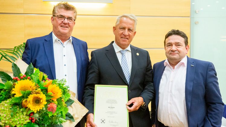 v. l.: Bert Schmitz (Aufsichtsratsvorsitzender Landgard eG), Willi Andree und Oliver Mans (Vorstandsvorsitzender Landgard eG). Bild: Landgard.