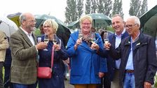 Vier BdS-Vorsitzende stoßen mit der ZVG-Präsidentin Eva-Kähler-Theuerkauf auf das Jubiläum und die Übergabe des Beetes an, v. l. Jakob Hokema (1996-2008 BdS-Vorsitzender), Eva Kähler-Theuerkauf, Beate Zillmer (2008-2014), Michael Moll (BdS-Vorsitzender seit 2017) und Arno Panitz (2014-2017). Foto: BdS.
