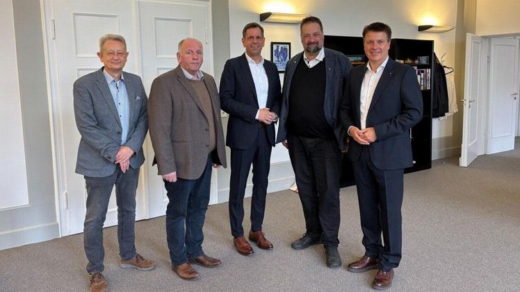 Mit dabei waren Ekkehard Bock-Wegener, Referent in der Staatskanzlei, Landvolk-Vizepräsident Frank Kohlenberg und Landvolk-Hauptgeschäftsführer Stefan Ortmann. (v.l.). Bild: Landvolk.