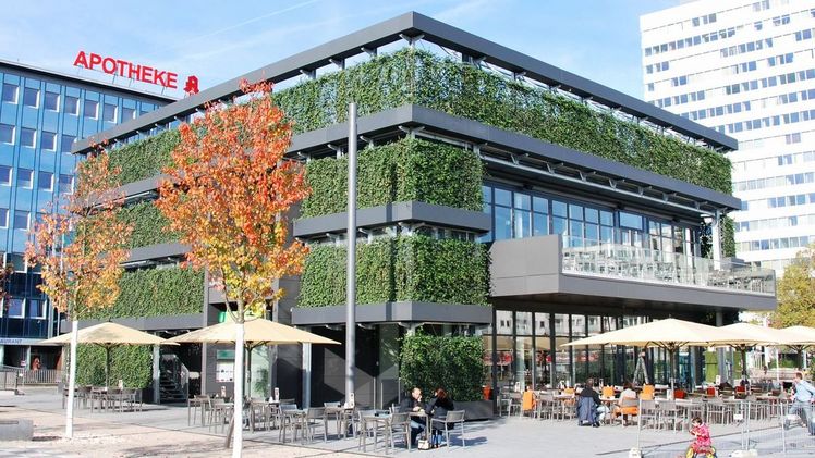 Mit Gebäudebegrünung können sich Firmen von den angrenzenden Zweckbauten abheben und zugleich ein ökologisches als auch marketingorientiertes Statement setzen. Bild: BGL.