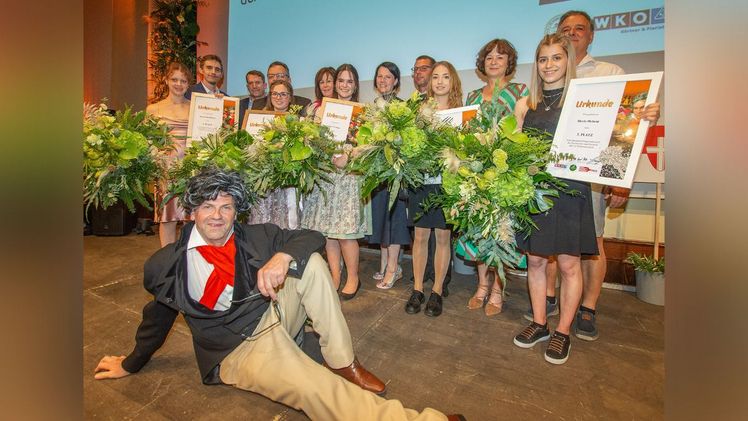 Die sechs Siegerinnen mit Lehrherren und Beethoven liegend. Bild: Blumenbüro Österreich.