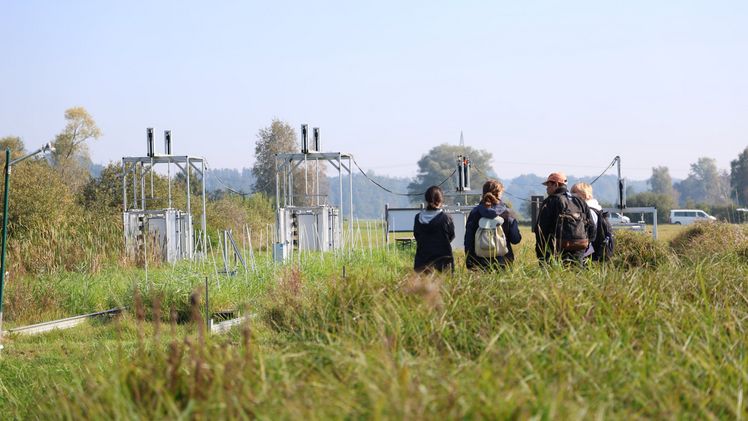 Exkursion ins Freisinger Moos zur weltweit einzigartigen Treibhausgasmessanlage. Bild: © Sebastian Friedrich.