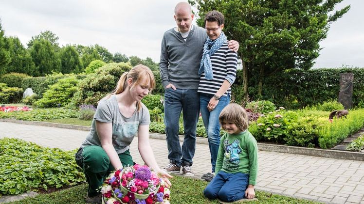 Wer Pflanzen liebt, gerne kreativ ist und den Kontakt mit Menschen mag, für den ist eine Ausbildung zum Friedhofsgärtner genau richtig. Bild: GdF, Bonn.