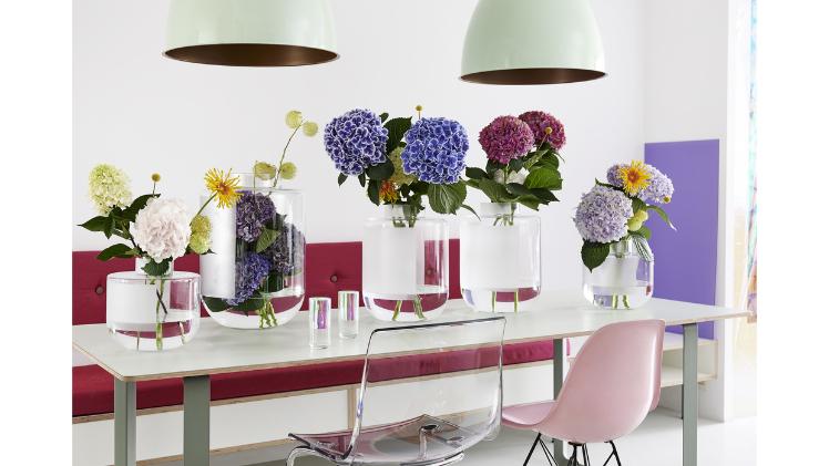 Hortensien stylt man besonders trendy in kühlem, hellem Glas, um einen ruhigen Look zu erzeugen, umgeben von Farben wie Lila, Rosa und Gelb. Bild: Tollwasblumenmachen.de.