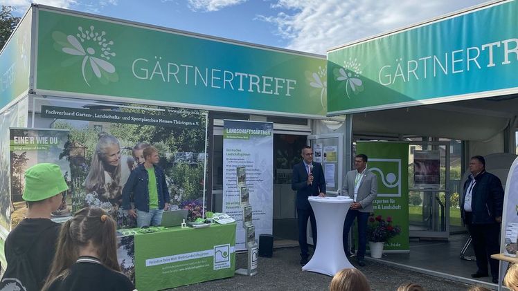 Timo List (Referatsleiter im Hessischen Kultusministerium), Paul Sonntag (Ausschussvorsitzender FGL-Ausschuss Aus-und Weiterbildung) und Ulrich Schmitt (Geschäftsführer LGS Fulda 2.023 gGmbH) begrüßen die Teilnehmer. Bild: FGL HT.