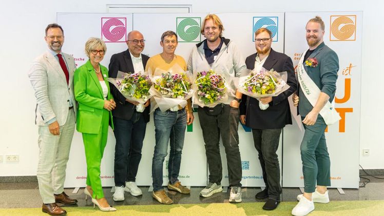 Die vier Referenten der Vortragsreihe „Praxis.Politik.Perspektiven“ im Rahmen der öffentlichen Mitgliederversammlung des ZVG.(v.l. ZVG-Generalsekretär Bertram Fleischer, ZVG-Präsidentin Eva Kähler-Theuerkauf, Prof. Stephan Rüschen, Thomas Höfler, Lukas Schirmer, Jan Plewka-Mandelkow, die Deutsche Blumenfee 2025/26 Hannes Schrader). Foto: ZVG/ Rafalzyk.