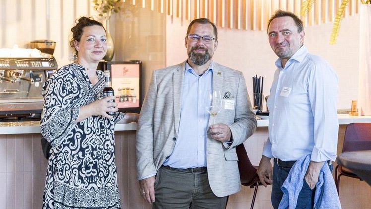 FGL Hessen-Thüringen Geschäftsführer Silvio Michael mit Ehefrau und FGL-Mitglied Jan Rahmann, Baumpflege Rahmann GmbH & Co. KG (3v.r.). Bild: VBUH_SSchulz.