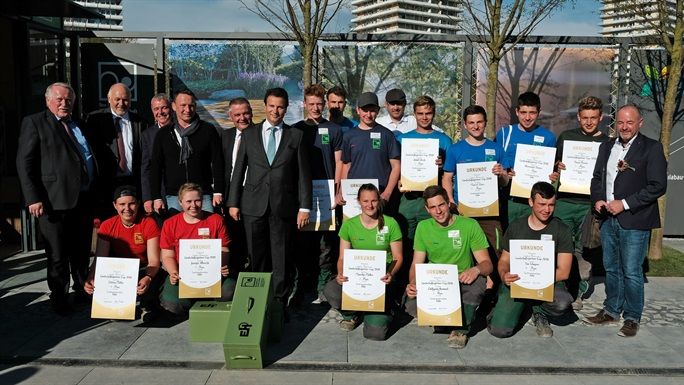 Gruppenbild der Landschaftsgärtner beim Nachwuchswettbewerb am Eröffnungstag der Landesgartenschau Lahr. Bild: Galabau.
