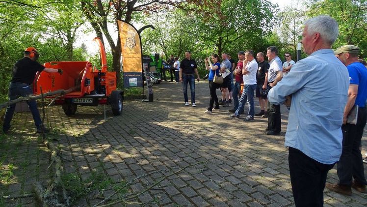 Maschinen in ihrer Effektivität demonstrieren zu können, war nicht nur ein Vorteil der Aussteller. Auch die Baumpfleger nutzten die Gelegenheit, sich umfassend zu informieren. Bild: FgB/Banse.