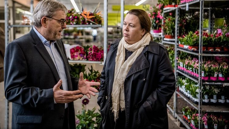 Die Ministerin im Gespräch mit Peter René Hecker. Bild: Andreas Endermann / Blumengroßmarkt Düsseldorf.
