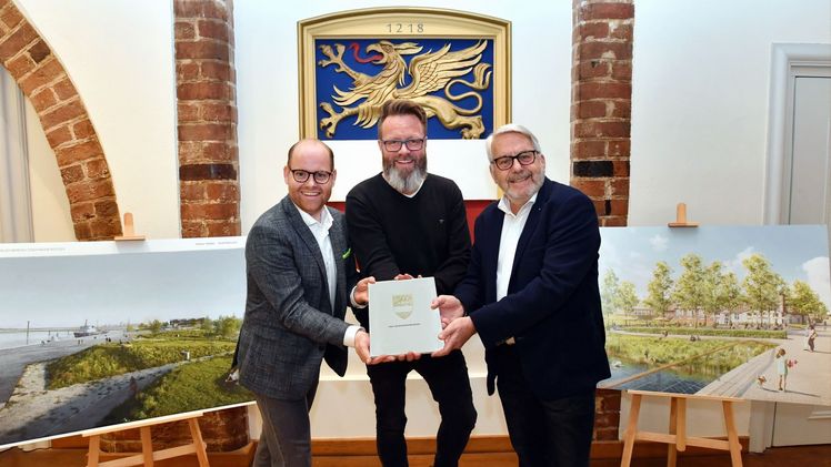 Alles unter Dach und Fach: Oliver Fudickar, Geschäftsführer der BUGA GmbH (v.l.),  Oberbürgermeister Claus Ruhe Madsen und Jochen Sandner, Geschäftsführer der Deutschen Bundgartenschau-Gesellschaft haben die Urkunden unterzeichnet. Bild: Joachim Kloock.