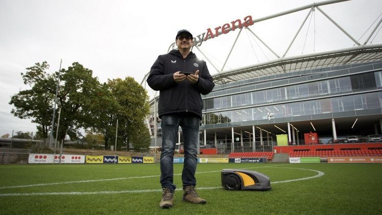 Die Mähroboter von STIGA erleichtern Georg Schmitz, Head-Greenkeeper von Bayer 04 Leverkusen, die Arbeit. Bild: © STIGA.