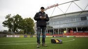 Die Mähroboter von STIGA erleichtern Georg Schmitz, Head-Greenkeeper von Bayer 04 Leverkusen, die Arbeit. Bild: © STIGA.