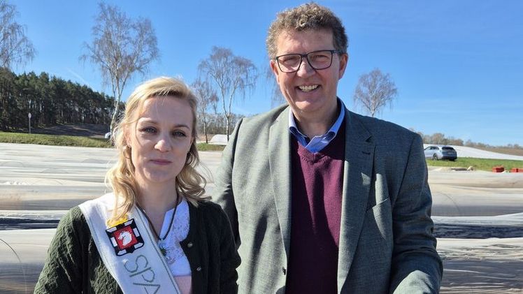 Vorstandsmitglied Jochen Flessner und Spargelherzogin Hanna I. stechen den ersten Spargel. Bild: Dr. Laura Maxi Stange, LKSH.