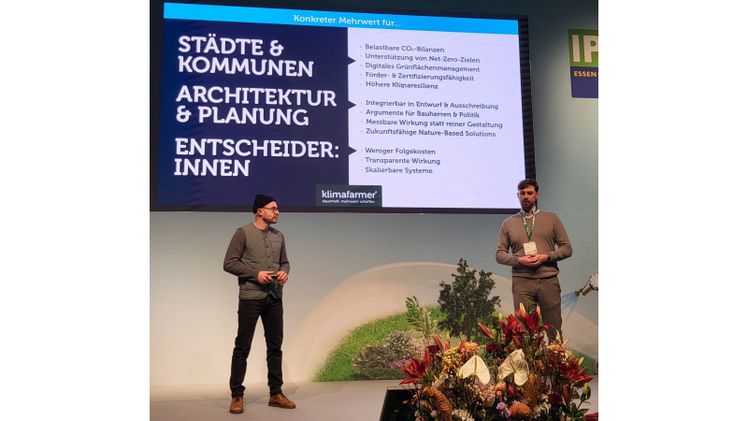 Ron Richter und Erik Kaiser stellten im Innovationsforum der IPM 2026 ihre Kooperation "Green up – carbon down" vor. Bild: klimafarmer. 