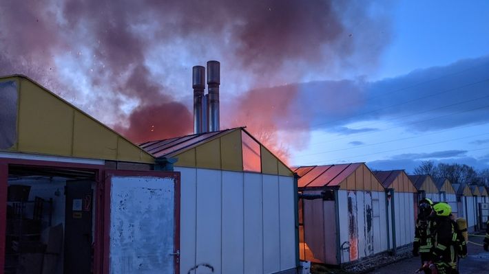 Flammen schlugen aus dem Dach einer ca. 20x50m großen Halle. Bild: Feuerwehr Oberhausen.