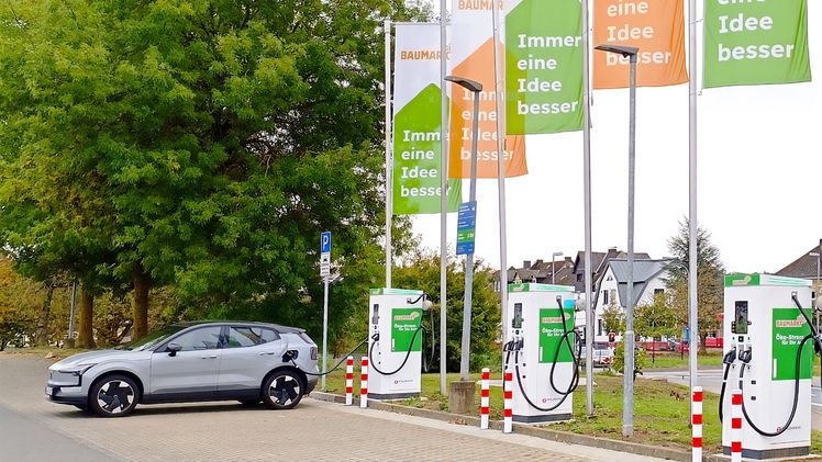 Globus Baumarkt Wetzlar: E-Fahrzeug-Ladestationen am 50. Standort in Betrieb genommen. Bild: Globus Baumarkt.