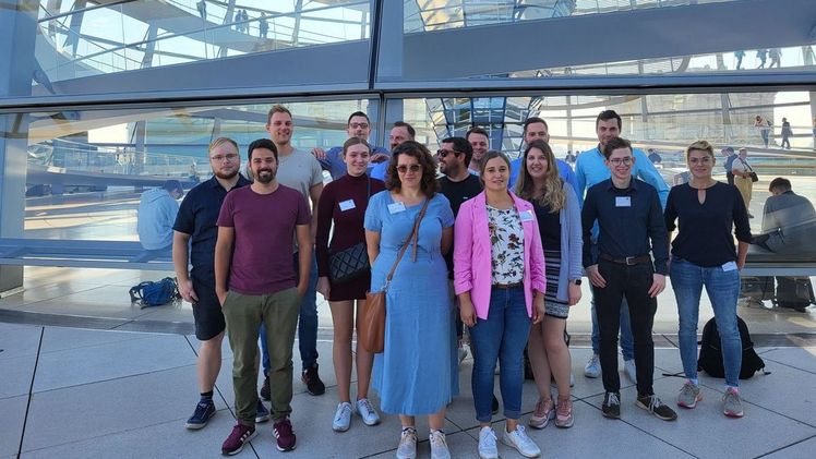 Vor großer Kulisse: Die Teilnehmerinnen und Teilnehmer der diesjährigen Nachwuchsförderung für das Ehrenamt im Gartenbau vor der Reichstagkuppel. Foto: ZVG.