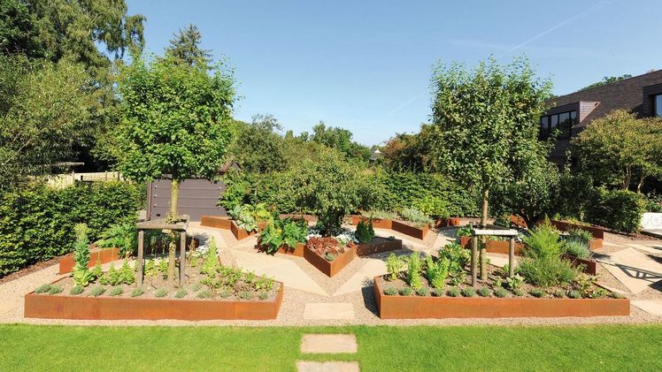 Zwei sternförmige Hochbeete bilden das Zentrum des Gemüsegartens, während sie von halbsternförmigen Varianten umrahmt werden, die zu allen Seiten den Abschluss bilden. Bild: Richard Brink GmbH & Co. KG.