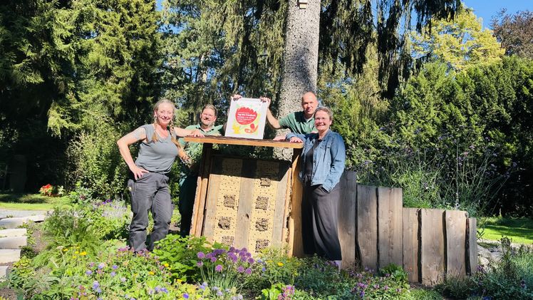 Nicole Stegemann, Jan Alwert, Andreas Meyer-Hiebert und Katrin Baumann präsentieren am Tag des Friedhofs unter anderem die frisch errichtete Bienenburg auf dem Vorwerker Friedhof. Bild: Friedhofsgärtner Lübeck eG.