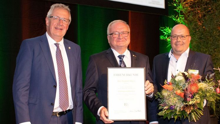Roland Albert (Mitte) erhält die Ehrenurkunde aus den Händen von BGV-Präsident Hermann Berchtenbreiter (links) und Vizepräsident Herbert Puffer (rechts). Bild: BGV.
