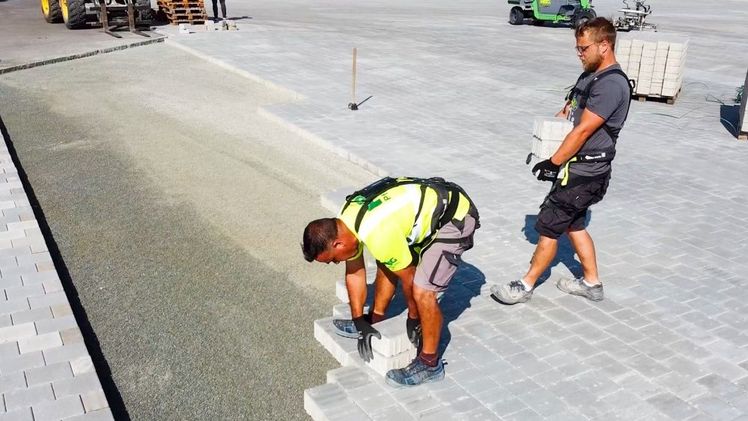 Das Exoskelett fördert eine ergonomische Arbeitsweise. Bild: hTRIUS GmbH.