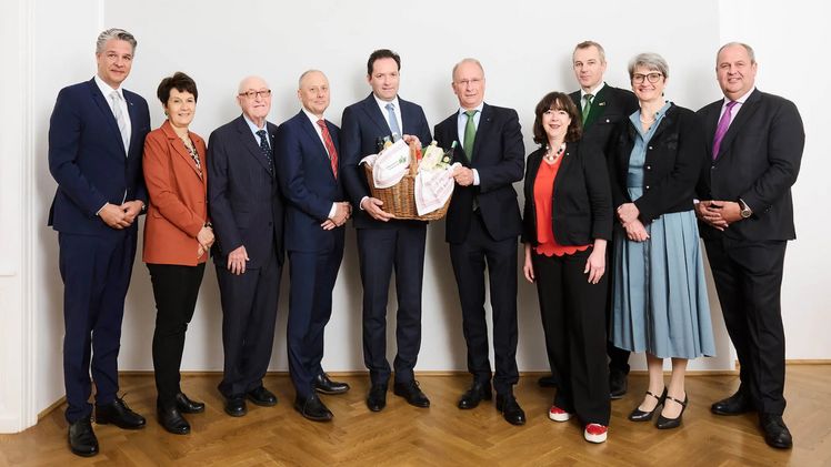 Beim 12. Nachhaltigkeitsfrühstück der Österreichischen Hagelversicherung sind sich (v.l.) Stefan Jauk, Generaldirektor Niederösterreichische Versicherung AG; Eva Schulev-Steindl, Rektorin der Universität für Bodenkultur Wien; Günter Geyer, Präsident Wiener Städtische Versicherungsverein; Andor Nagy, Botschafter von Ungarn in Österreich; Norbert Totschnig, Bundesminister für Land- und Forstwirtschaft, Regionen und Wasserwirtschaft; Kurt Weinberger, Vorstandsvorsitzender Österreichische Hagelversicherung; Doris Wendler, Vorstandsdirektorin Wiener Städtische Versicherung AG; Ernst Karpfinger, Aufsichtsratspräsident der Österreichischen Hagelversicherung und Präsident der Vereinigung der österreichischen Rübenbauernorganisationen; Petra Winter, Rektorin der Veterinärmedizinischen Universität Wien und Josef Pröll, Generaldirektor Leipnik-Lundenburger Invest Beteiligungs AG, einig: „Eine hohe Versorgungssicherheit mit heimischen Lebensmitteln ist für uns alle essentiell!“
