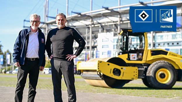 Die Partnerschaft zwischen HKL und dem HSV bleibt bestehen. Dies besiegelten Ulf Böge, HKL Ressortleiter Unternehmenskommunikation (links im Bild) und HSV-Vorstand Stefan Kuntz. Bild: HKL BAUMASCHINEN.