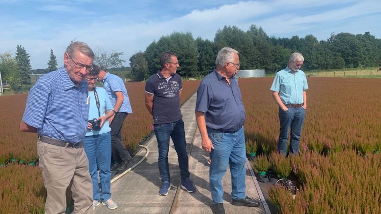 Der Azerca-Züchtungsausschuss tagte im Betrieb Manten in Geldern und besichtigte anschließend den Betrieb. Bild: Helmut Hiedl.