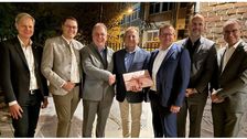 Die Übergabe der BUGA-Bewerbung, v.l.: Peter Nußbaum, Bürgermeister Gemeinde Lichtenstein; Eric Sindek, Bürgermeister Gemeinde Eningen unter Achalm; Thomas Keck, Oberbürgermeister Stadt Reutlingen;  Thomas Banzhaf, Vorsitzender der Gesellschafterversammlung der DBG; Stefan Wörner Bürgermeister Stadt Pfullingen; Dr. Christian Majer, Bürgermeister Gemeinde Wannweil und Bernd Haug, Bürgermeister Gemeinde Kirchentellinsfurt. Bild: © DBG.